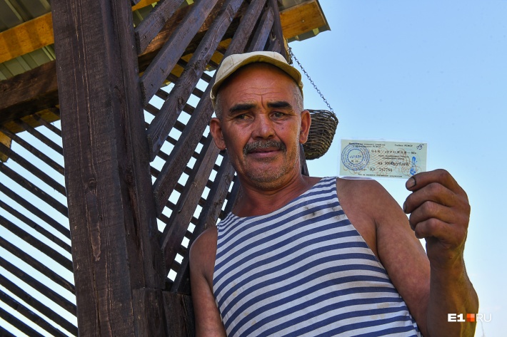 «Пускай лапу теперь сосут». Репортаж из села, где фермер-депутат выдает зарплаты крестьянам «урожайками» из 90-х россия