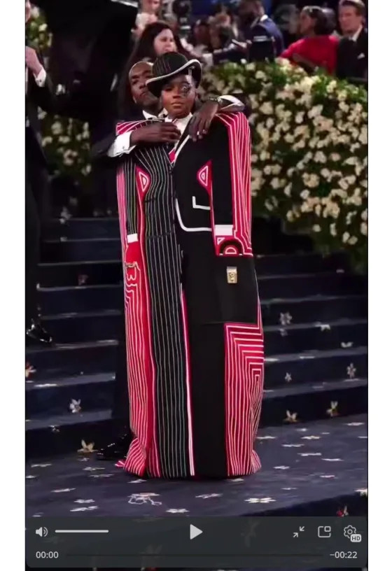 Певица Жанель Монэ начала раздеваться еще на красной дорожке Met Gala, а к афтапати уже оголила грудь