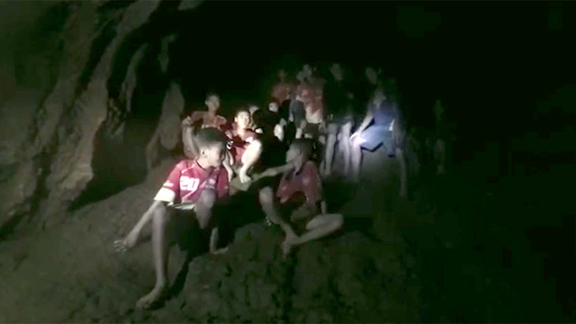 Какую вещь бекки нашли спасатели в пещере. Тайланд спасение детей из пещеры. Тайланд.спасение из пещеры Тайланд спасение детей. Спасение мальчиков из пещеры в Таиланде. 13 Детей в пещере в Таиланде.