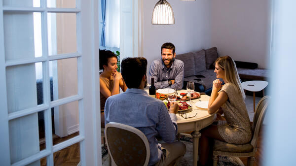 Вы тоже так делаете: 5 привычек, из-за которых гости чувствуют себя неуютно - похожая новость на Toplenta