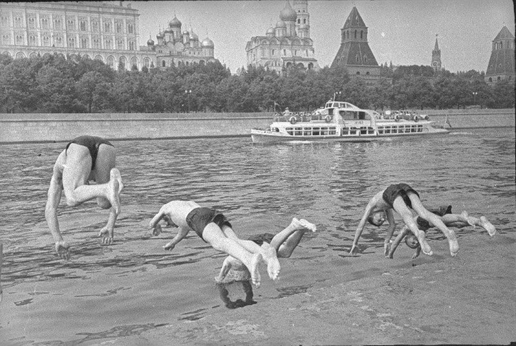 Как спасались от жары в СССР (ностальгическая галерея) мороженое, когда, конечно, чтобы, городского, только, белом, девчонок, сливочное, детстве, Помнишь, бабушки, бидончиками, мужей, детей, посылают, району, привезли, бочку, разносится