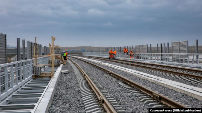 "Нас кинуло государство" зарплаты,Крымский мост,общество,работа,россияне