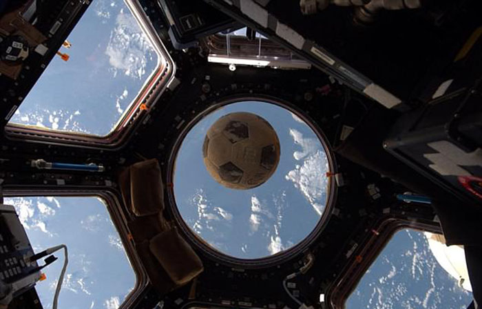История футбольного мяча, побывавшего в космосе.