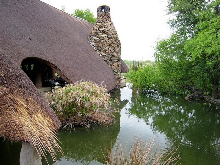 Сказочный домик на берегу ручья в графстве Девоншир.