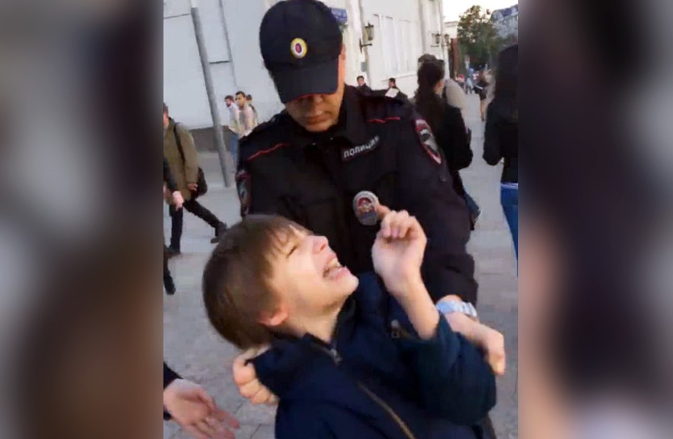 Арест маленького. Полиция арестовала мальчика. Полиция арестовывает детей. Полиция задержала пацана.