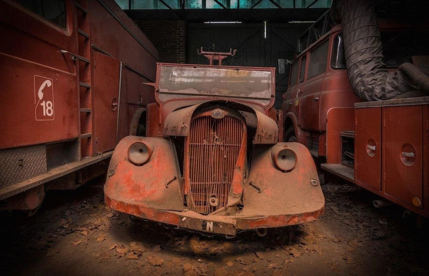 Заброшенный ангар, полностью забитый редкими пожарными грузовиками Заброшенный ангар, полностью забитый редкими пожарными грузовиками