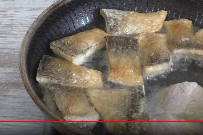 Без брызг и пригоревшего масла: как пожарить рыбу на воде готовим дома,кулинарные хитрости,полезные советы