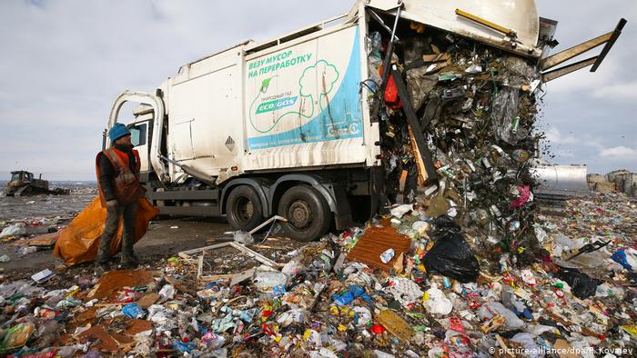 Грузовик на мусорном полигоне (фото из архива)