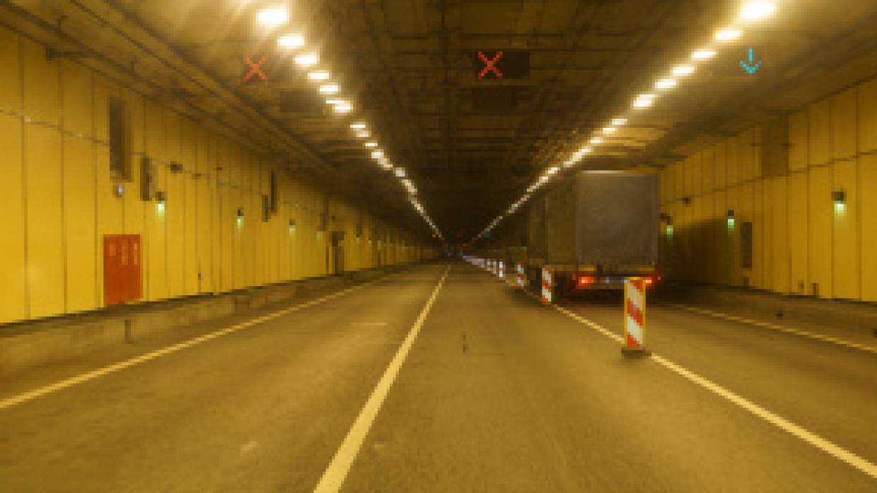 Два грузовика снесли светофоры в тоннеле петербургской дамбы на 24 млн рублей