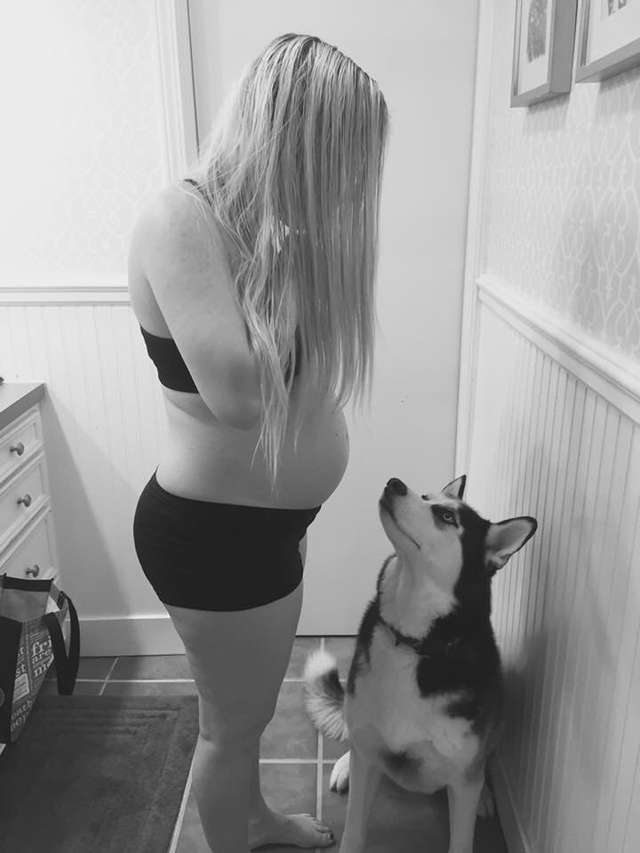 беременная девушка и собака