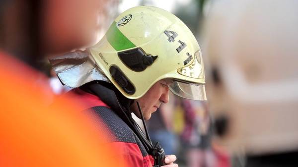 Автомобили и деревянные бытовки горят на 100 «квадратах» в Москворечье-Сабурово