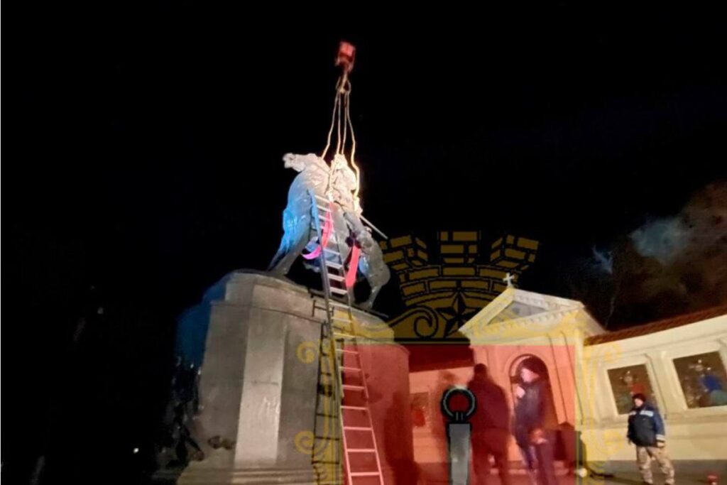 В Одессе демонтировали памятники Суворову и Екатерине II