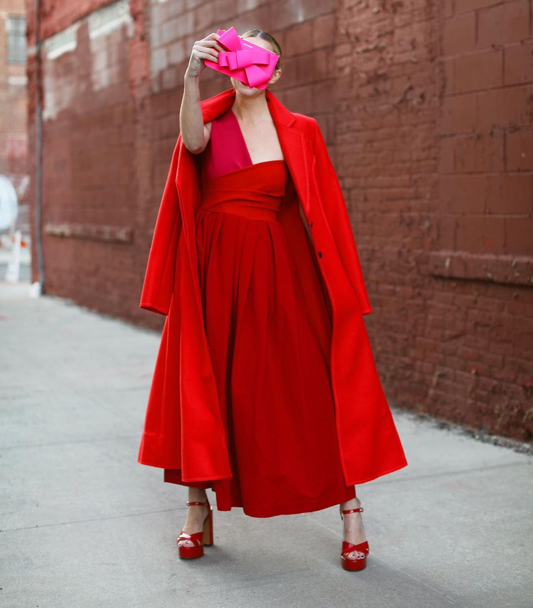  как носить красный цвет дамам 40+ зимой 2019 фото 5