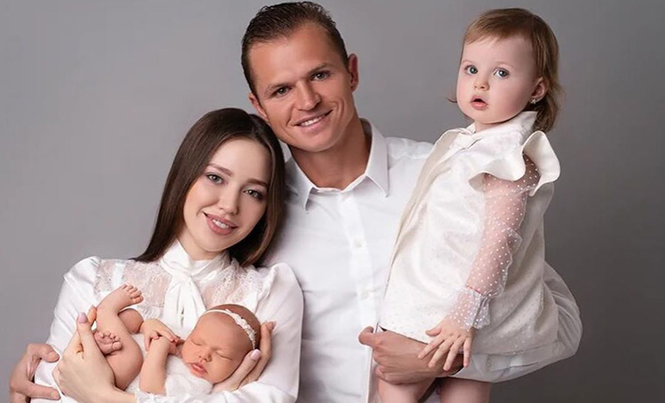 Дмитрий Тарасов и Анастасия Костенко впервые показали лицо младшей дочери