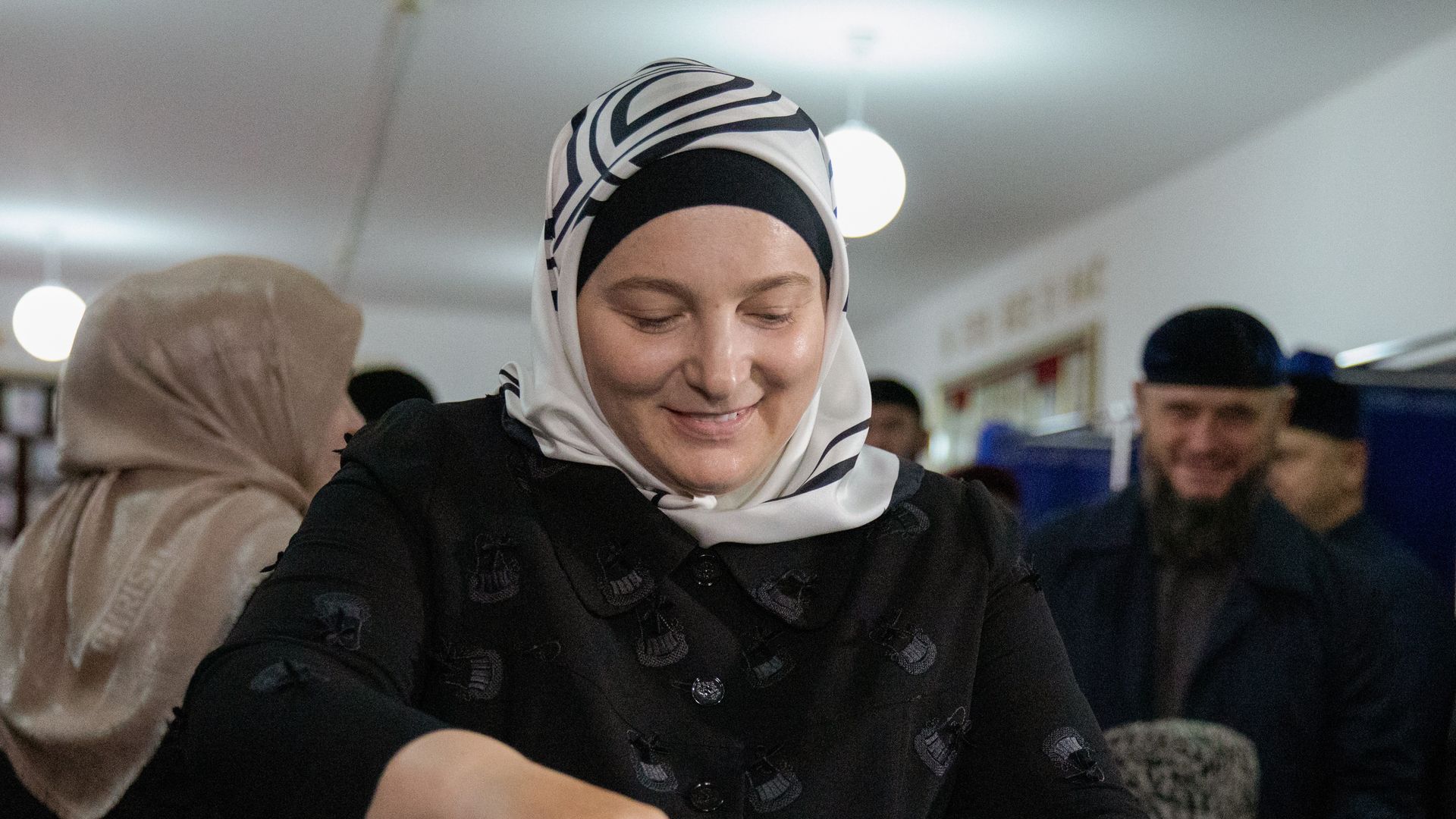 Владимир Путин присвоил звание «Мать-героиня» жене Рамзана Кадырова Общество