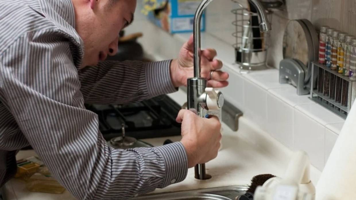 Правовед Крохин предупредил россиян о притворяющихся сотрудниками ЖКХ мошенниках