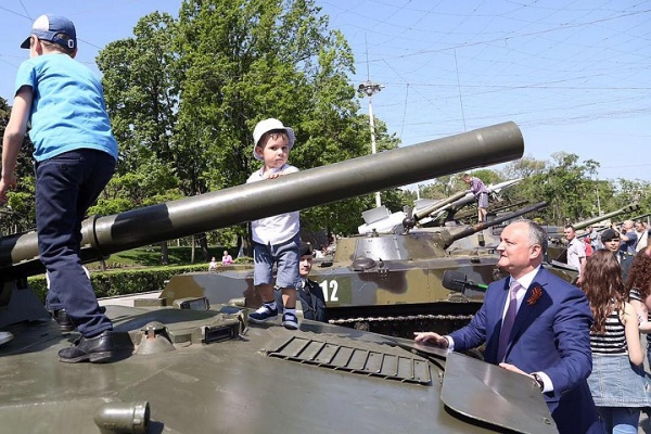 В столице Молдавии советские танки вытеснили хаммеры НАТО