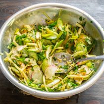 Весенний салат из зеленого лука салаты