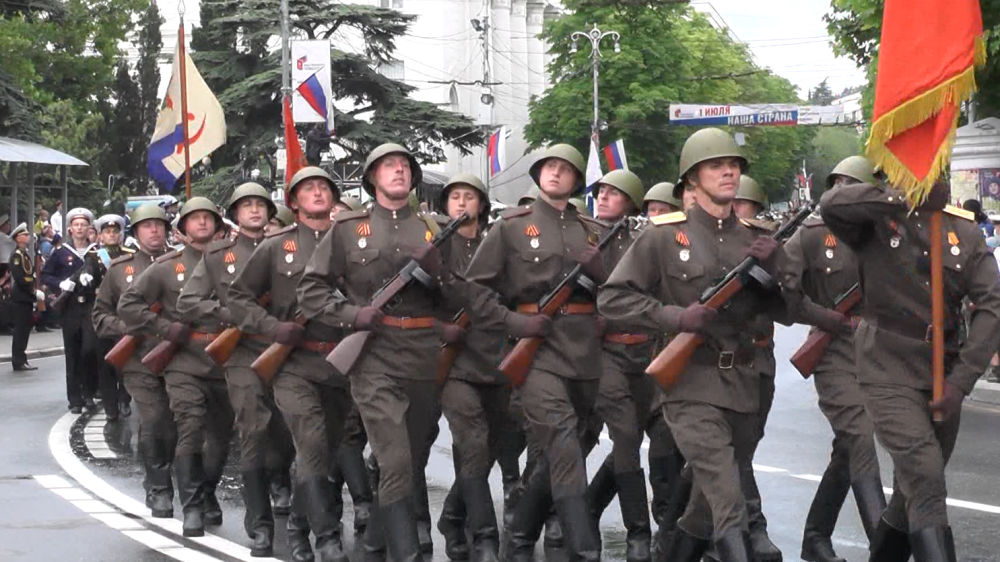 Сотни севастопольцев пришли на парад Победы