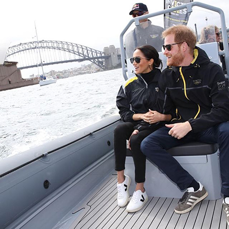 Принц Гарри и Меган Маркл прокатились на лодке и обнялись с яхтсменами монархии, принц гарри, меган маркл