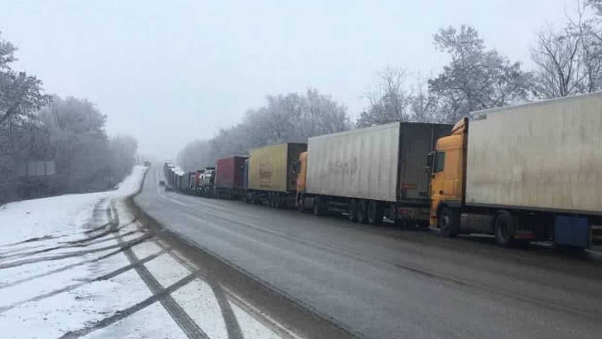Сотни фур застряли на границе между Россией и Финляндией из-за снежного циклона «Надя» Происшествия