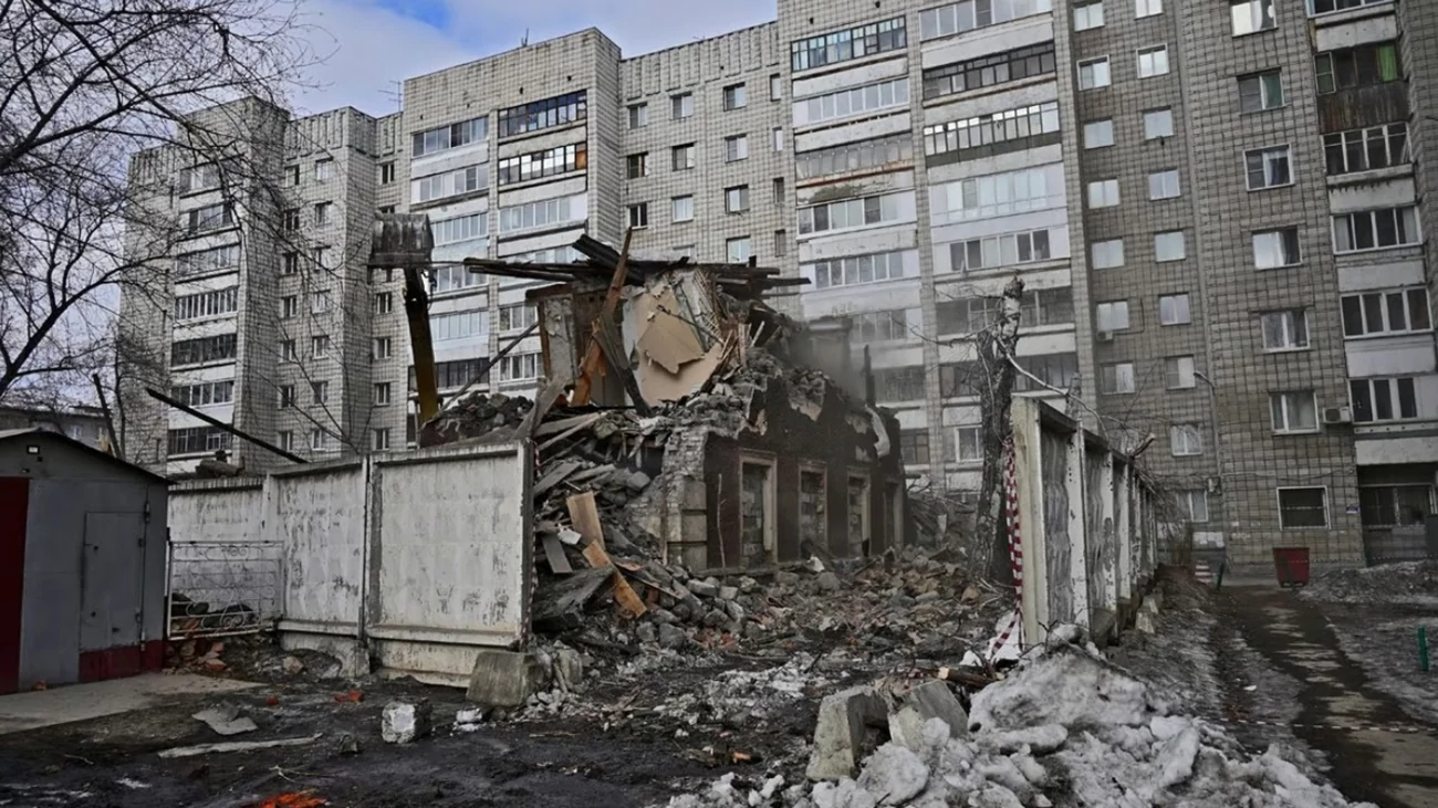 Аварийную двухэтажку, которую продали на госторгах, снесли в Барнауле после ЧП