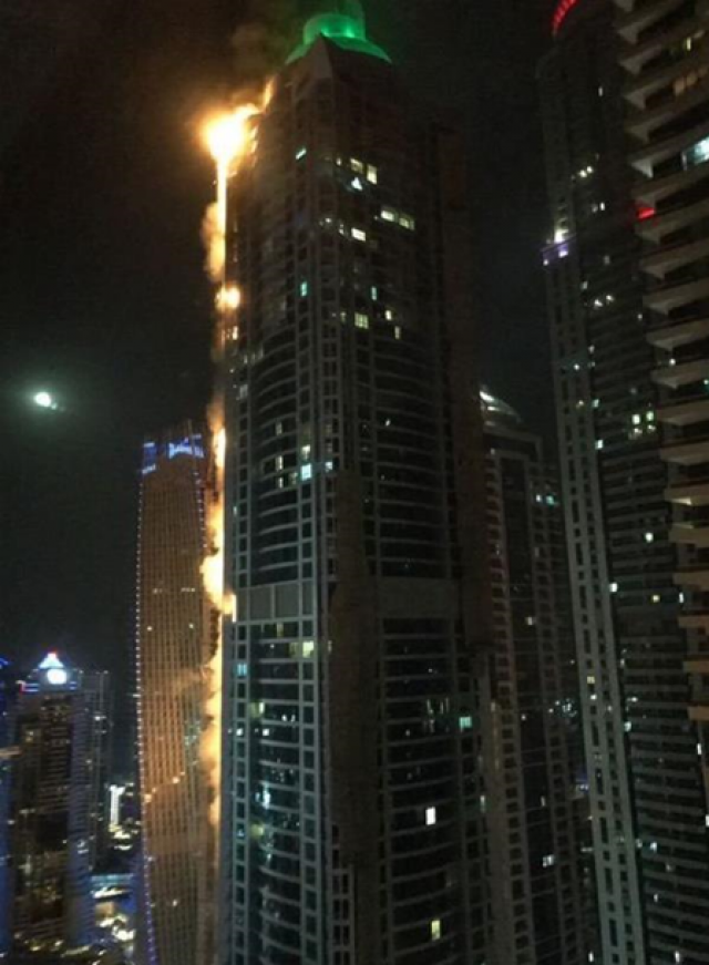 Что творится в дубае. The Torch Дубай. Башня факел Дубай. Torch — 84-этажной жилой башни в Dubai Marina. ., Пожар небоскреба Marina Torch в Дубае.