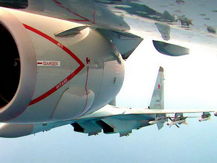 Истребитель Су-35 ВКС РФ пролетел в 1,5 метрах от военного самолета США (ФОТО)