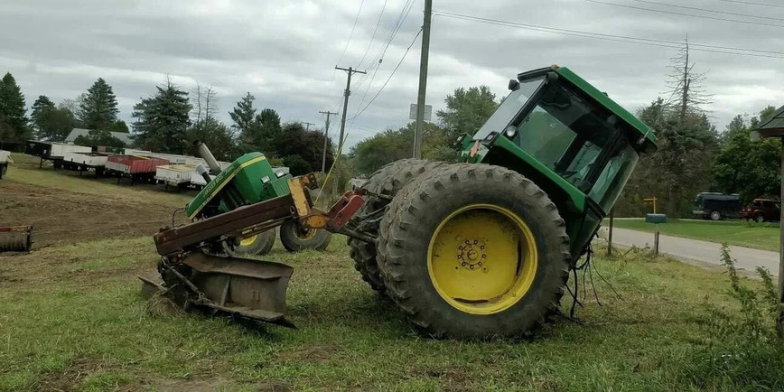 Кто разорвал этот трактор пополам? машины,происшествия