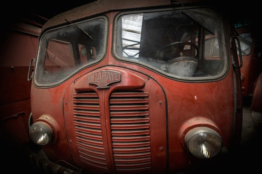 Заброшенный ангар, полностью забитый редкими пожарными грузовиками Заброшенный ангар, полностью забитый редкими пожарными грузовиками