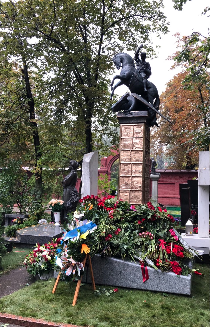 памятник юрию лужкову на новодевичьем кладбище фото