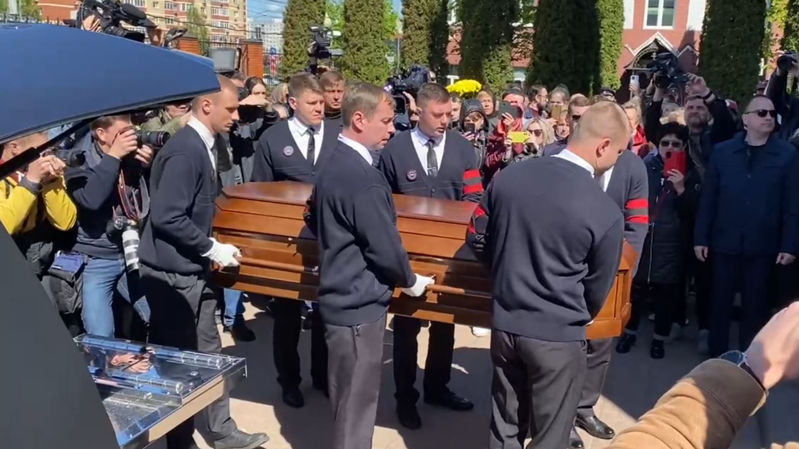 Сколько народу было на похоронах навального