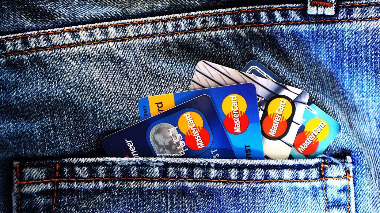 Просроченная банковская карта может стать инструментом в руках мошенников