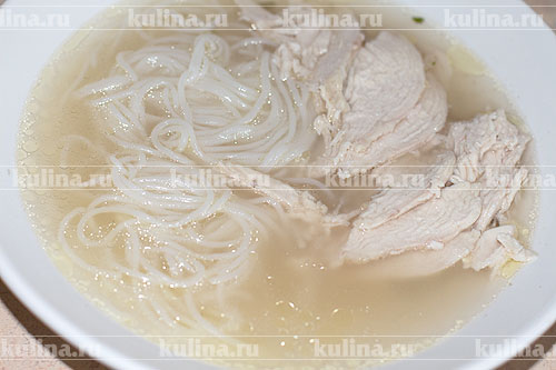 Суп фо с курицей Добавьте курицу, нарезанную тонкими ломтиками.