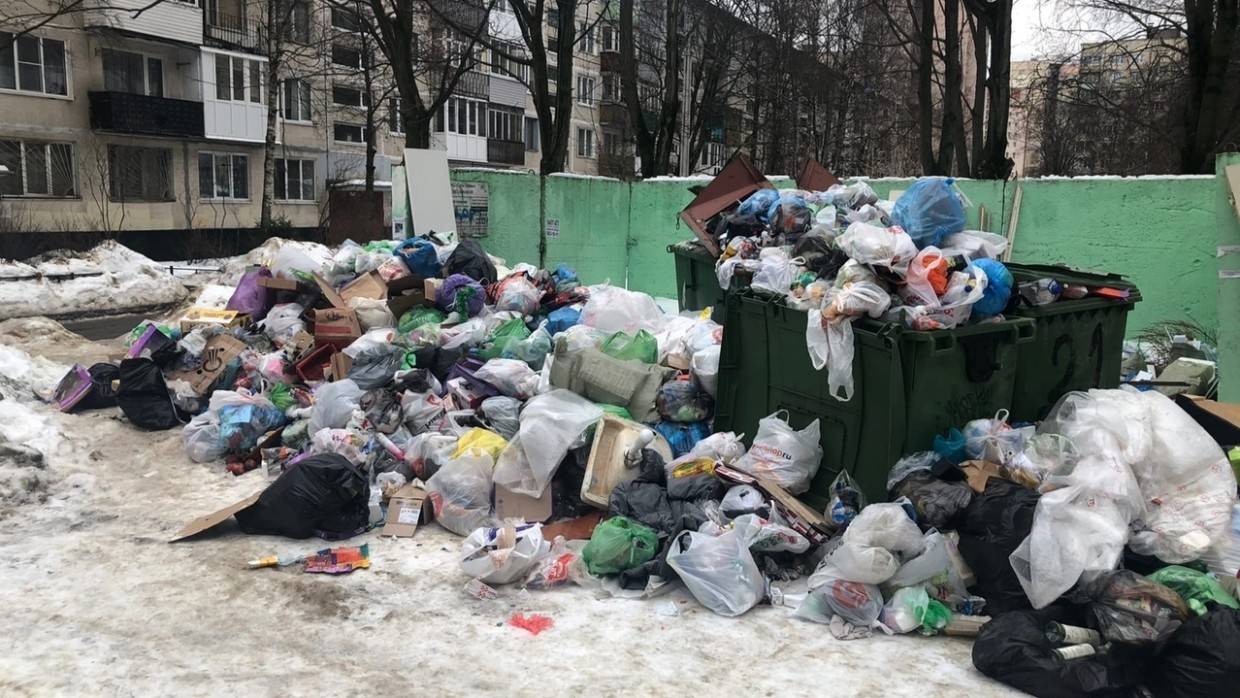 Рядом с детской площадкой на проспекте Большевиков в Петербурге появилась зловонная куча мусора