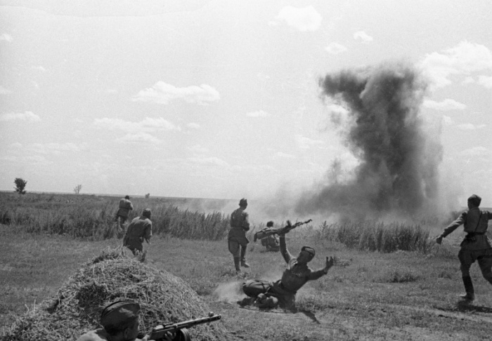 Советские автоматчики атакуют противника под Сталинградом, 1942 год. 