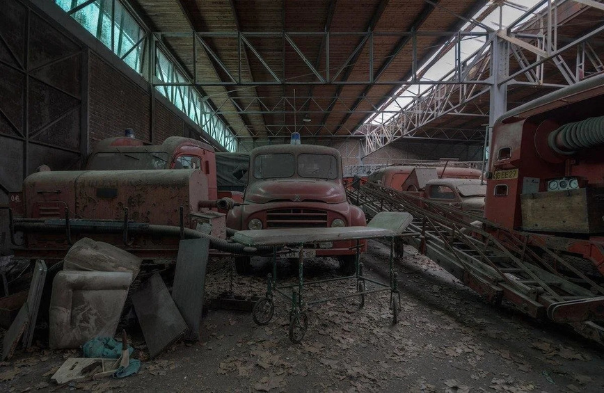 Заброшенный ангар, полностью забитый редкими пожарными грузовиками Заброшенный ангар, полностью забитый редкими пожарными грузовиками