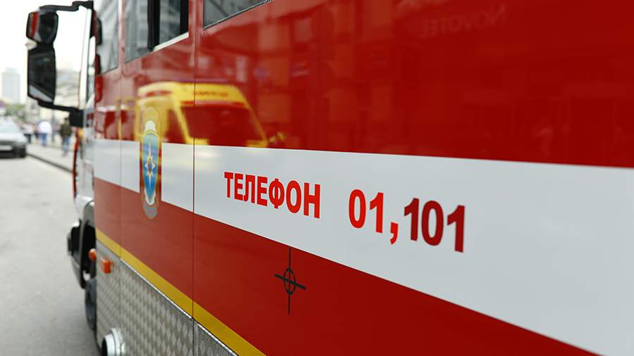 Пожар на площади 450 кв. м произошел в ангаре в Санкт-Петербурге