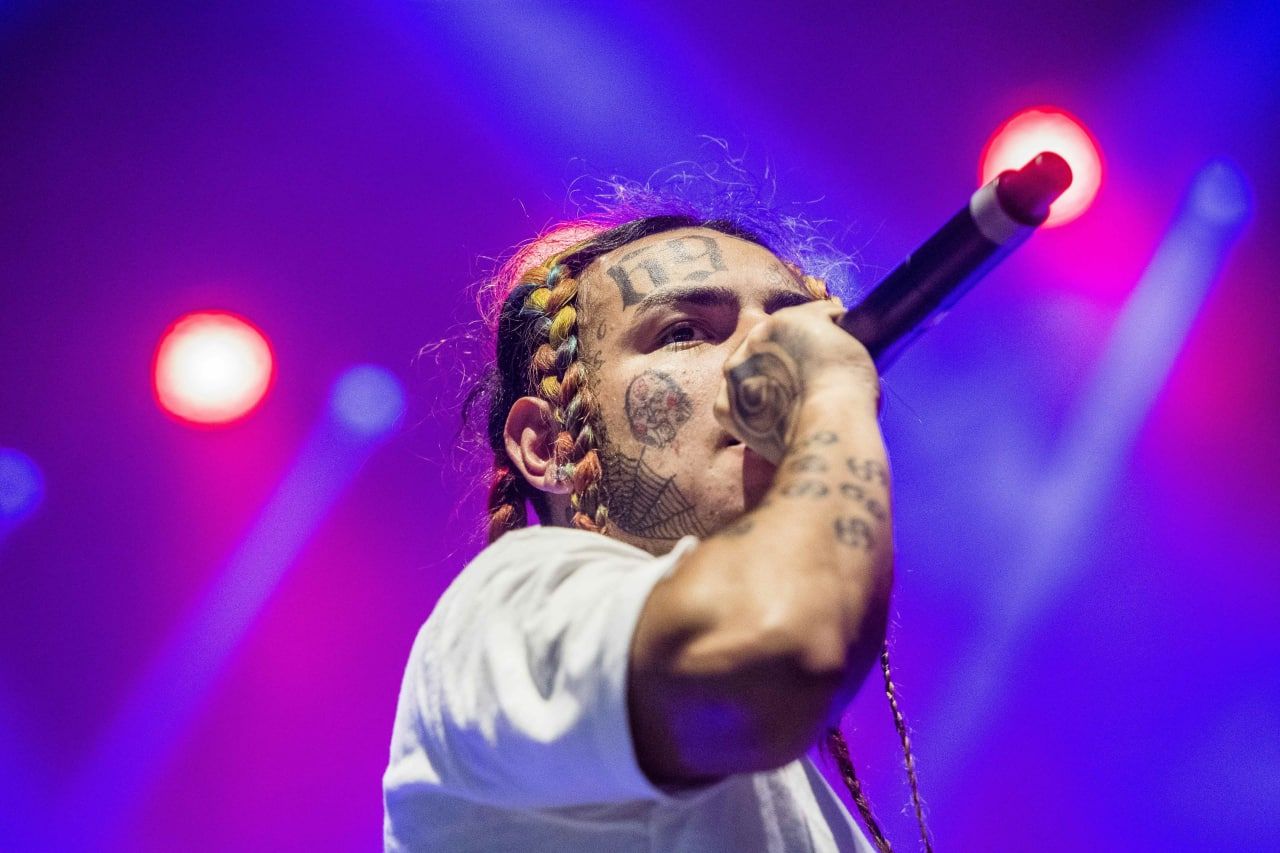 Американский рэпер 6ix9ine признался в любви к россиянам на сольном концерте