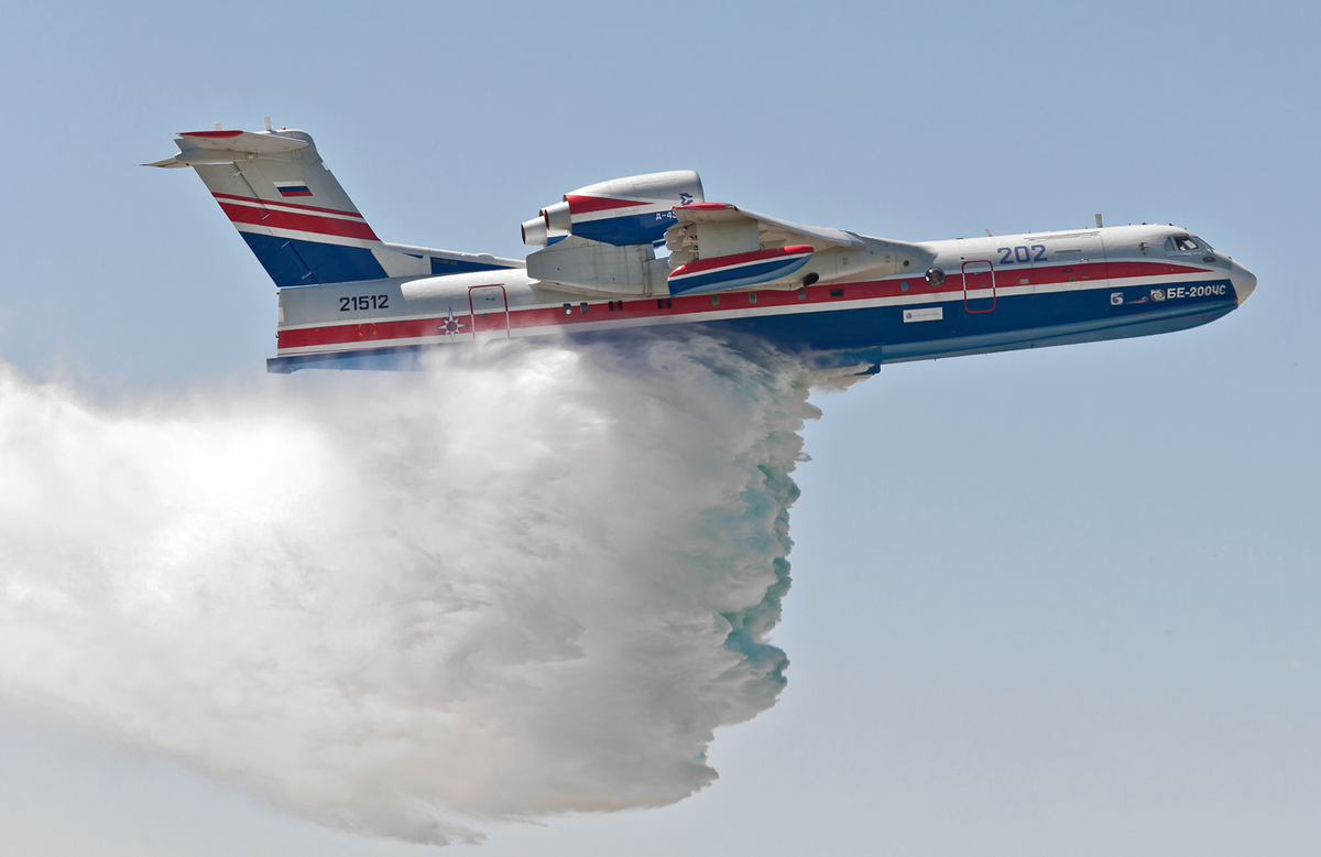 Самолёт Бе-200ЧС в воздухе осуществляет сброс воды. Фото: Iva Savickii-ROVSpotters Team.