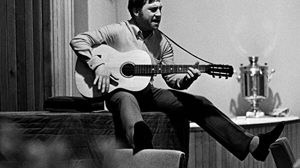 Во Владивостоке ищут мужчину, который залез на голову памятника Высоцкому