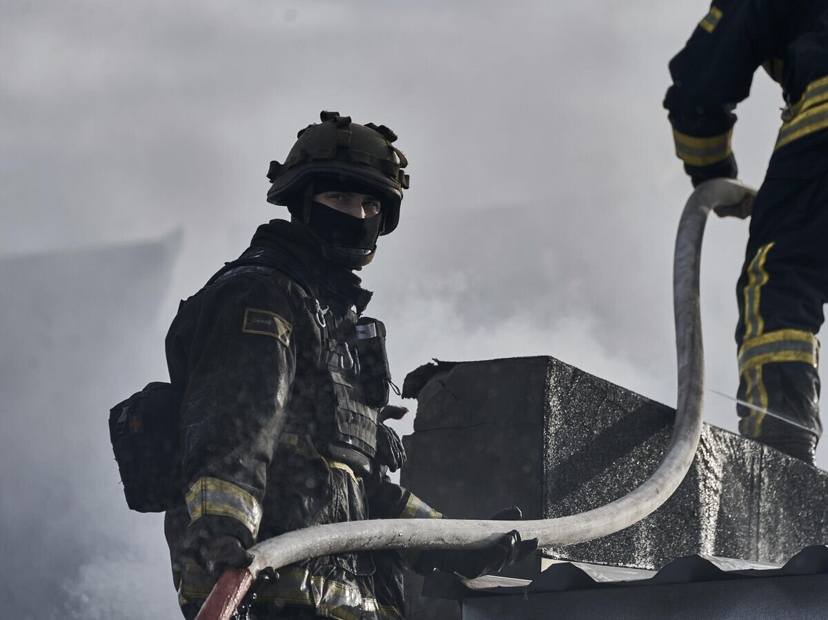    Украинские пожарные© AP Photo / Libkos