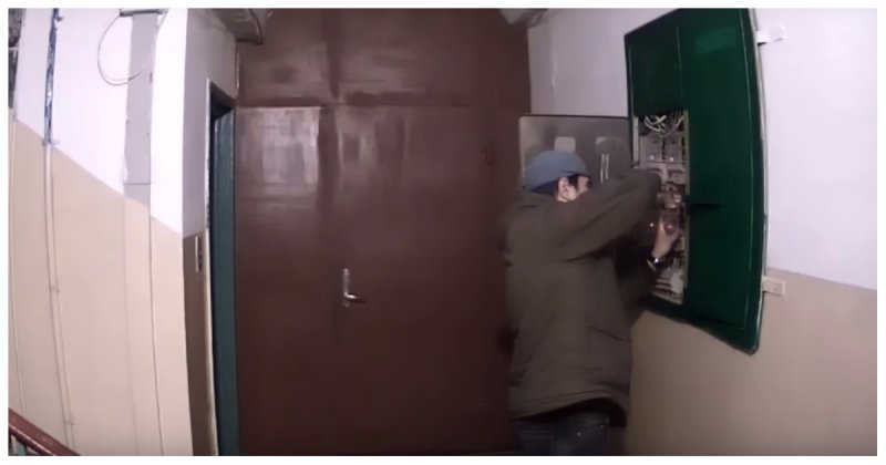 Вора электрических счетчиков поймали с поличным Видеонаблюдение, видео, вор, дом, задержание, кража, счетчик, электросчетчик