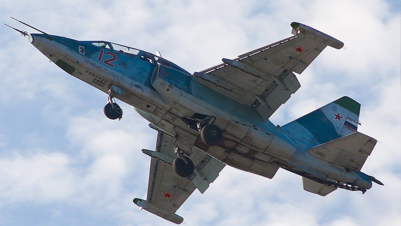 «Известия» продемонстрировали работу штурмовиков Су-25 на Украине