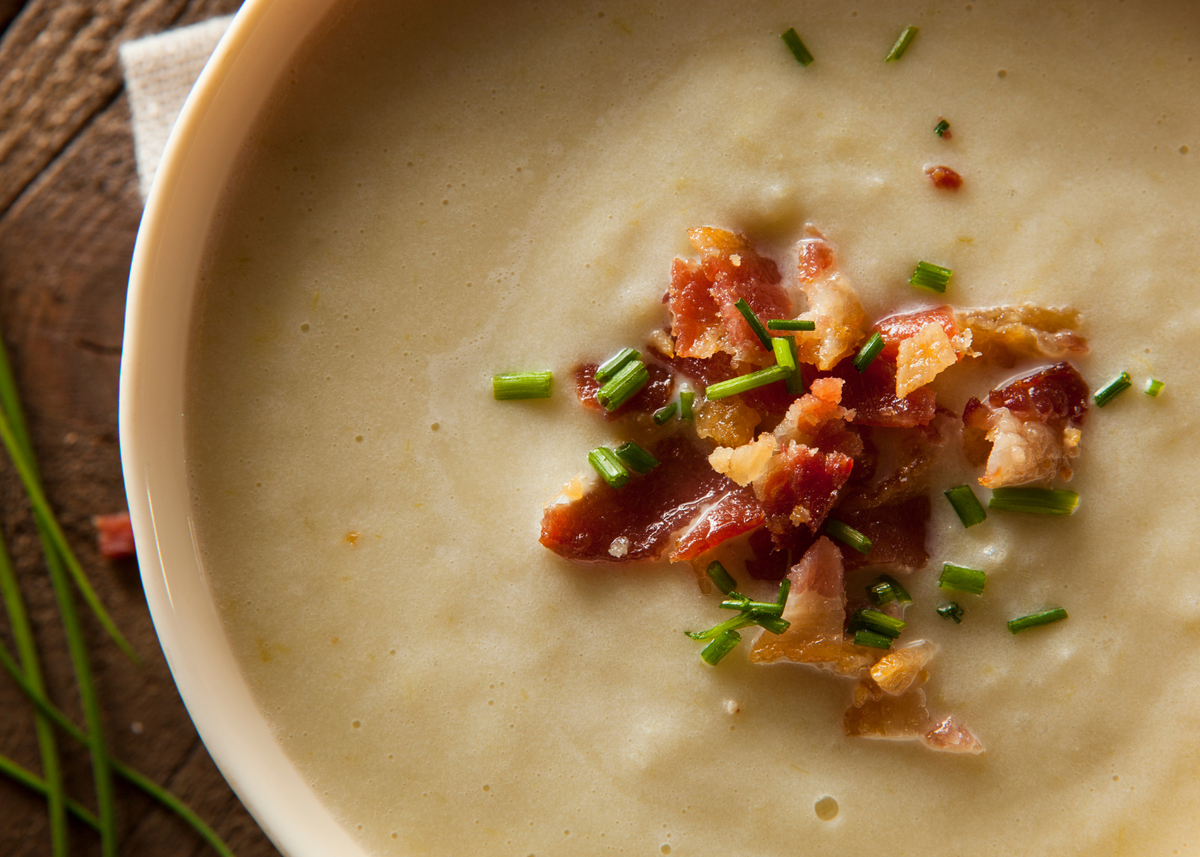 Вкуснейший картофельный суп с луком-пореем: простой рецепт для вашего осеннего меню