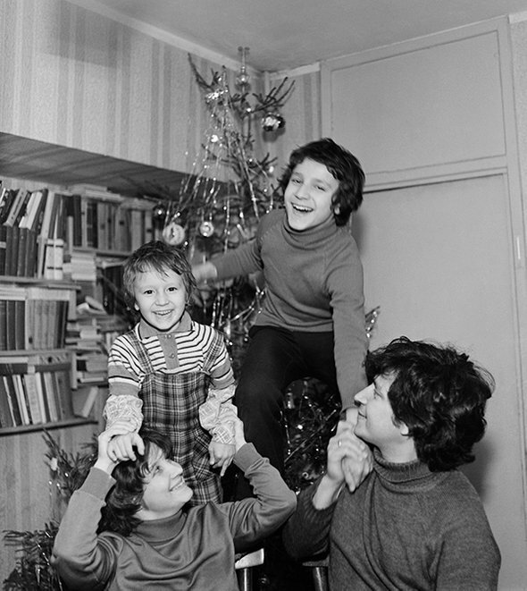   Алексей Султанов с мамой, папой и пятилетним братом. 1983 год. Фото: В. Дубровский / ТАСС