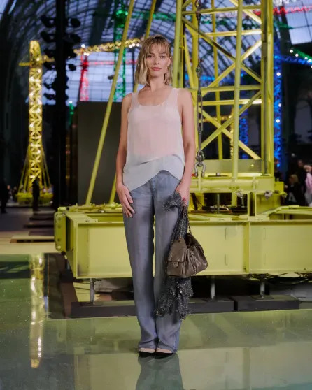 Неделя моды в Париже: Марго Робби (с каре), Кайли Миноуг, Лили-Роуз Депп и Ольга Карпуть среди гостей, российские модели — на подиуме на показе Chanel Chanel, показе, осеньзима, Кайли, Париже, Миллер, Евсеева, Берзения, Images, Уинфри, ЛилиРоуз, подиум, Миноуг, Марго, новой, Робби, нулевых, 2026Адица, 2026Вика, Консани