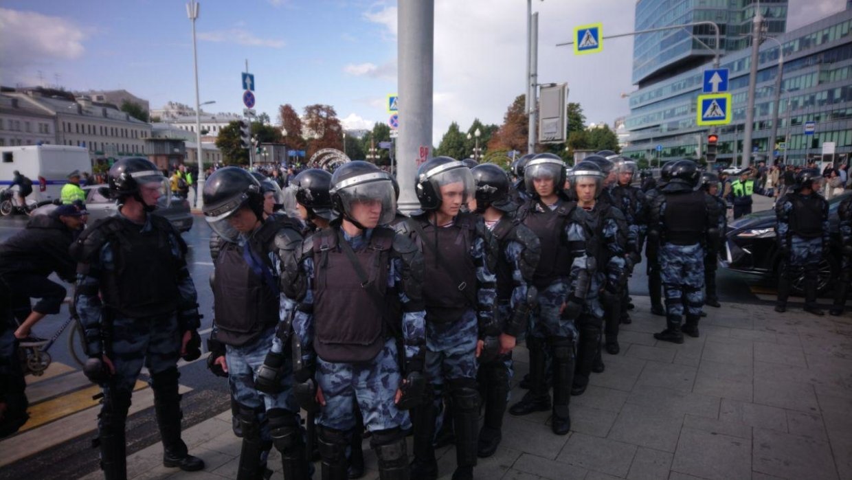 Полиция Москвы пообещала пресекать угрозы общественному порядку на незаконных митингах