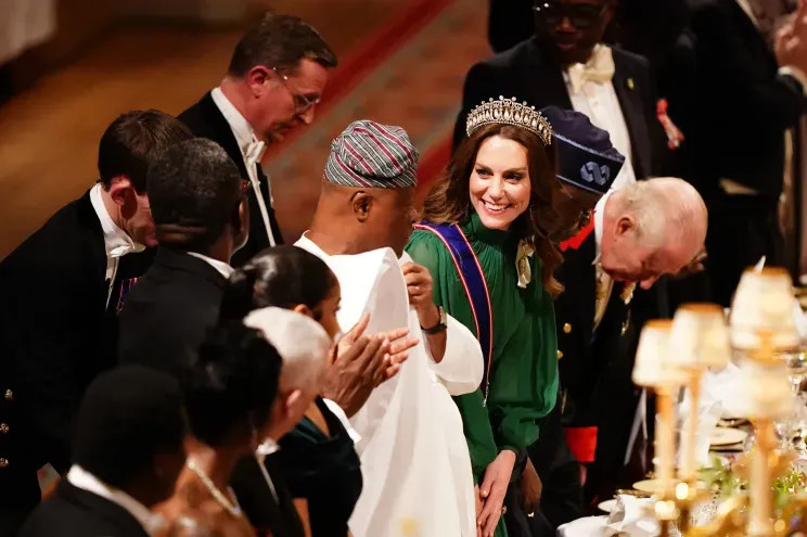 Изумрудный реверанс Кейт Миддлтон: королевская семья устроила пышный приём для президента Нигерии