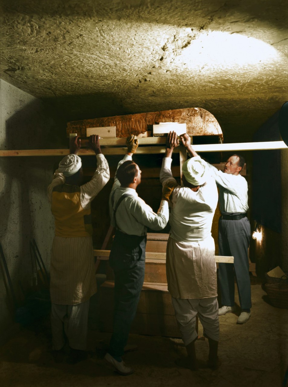 История обнаружения гробницы Тутанхамона в цветных фотографиях